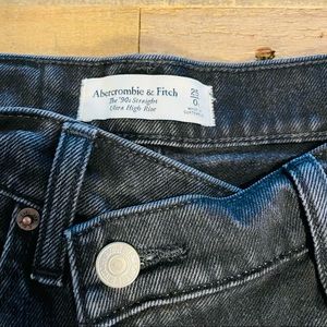ABERCROMBIE & FITCH 90’s Straight Leg Black Jean. Size 25S
